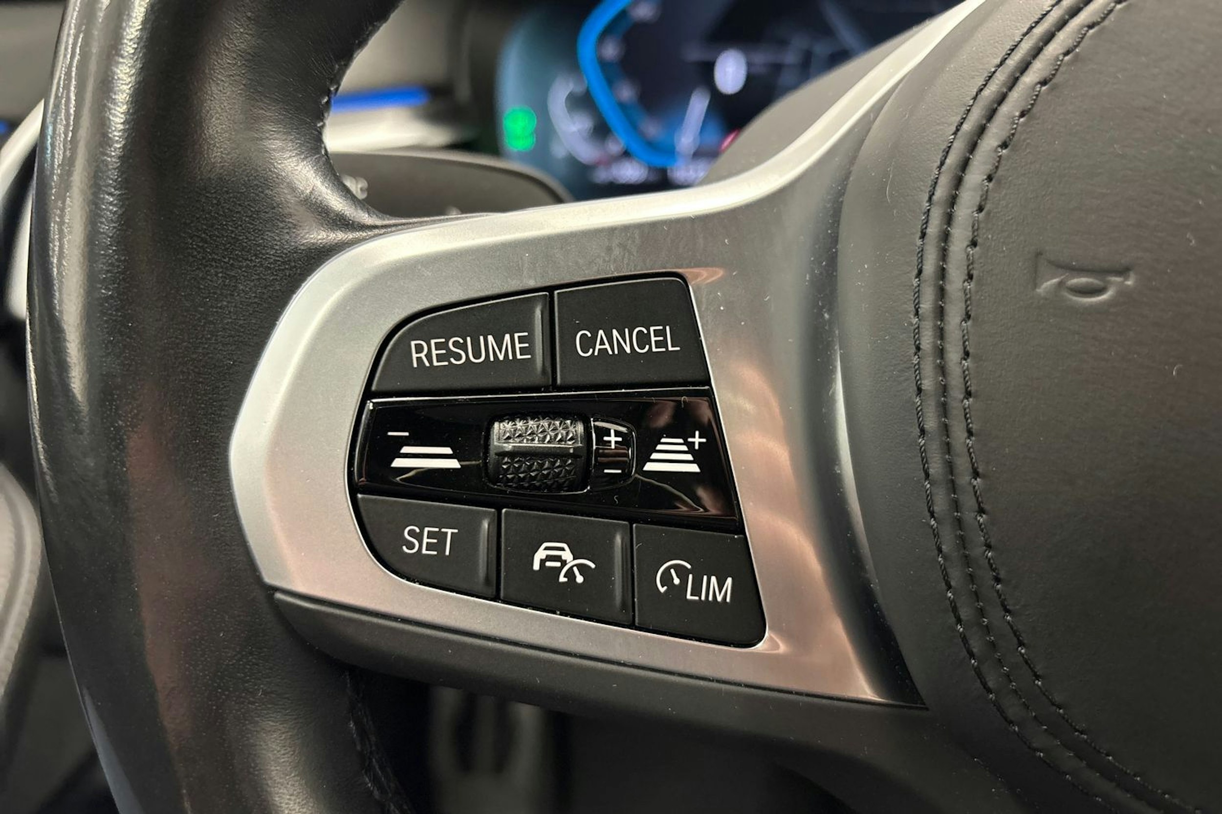 punainen BMW 530 2022 kuva 27.