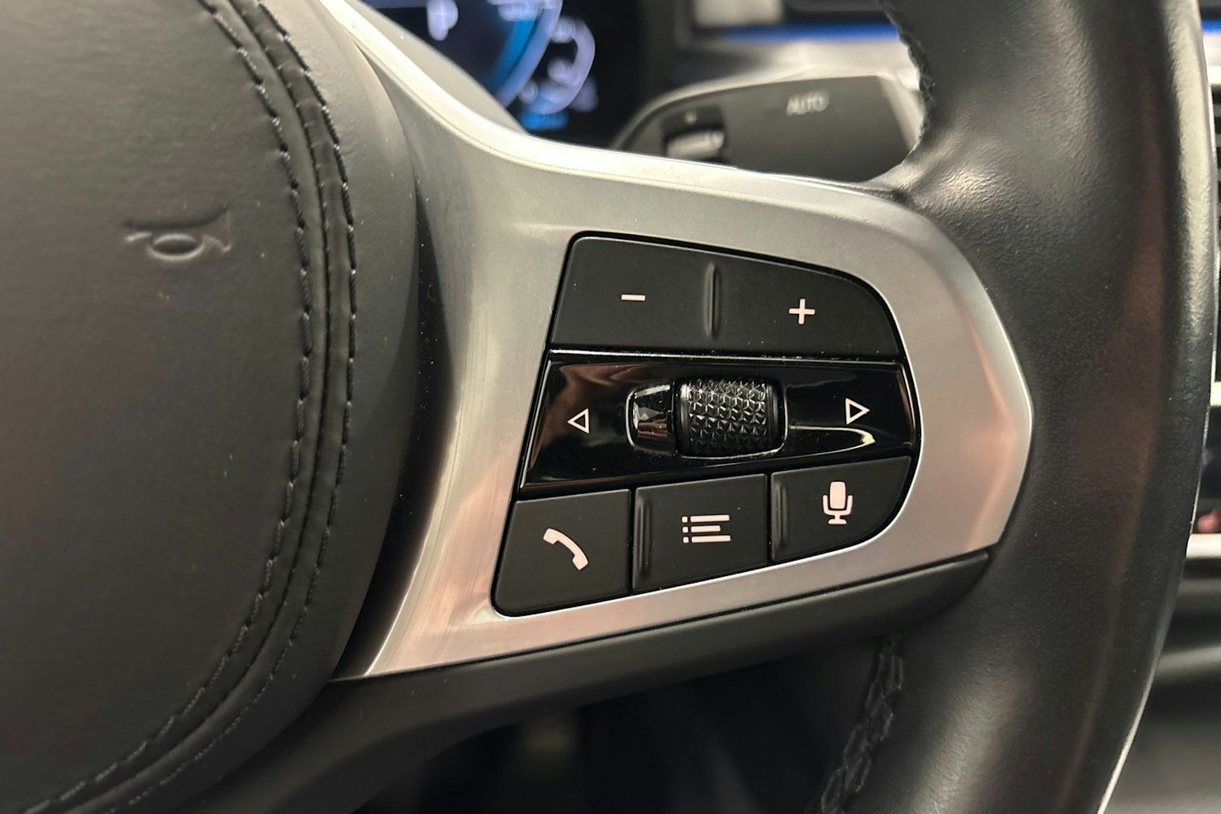 punainen BMW 530 2022 kuva 28.