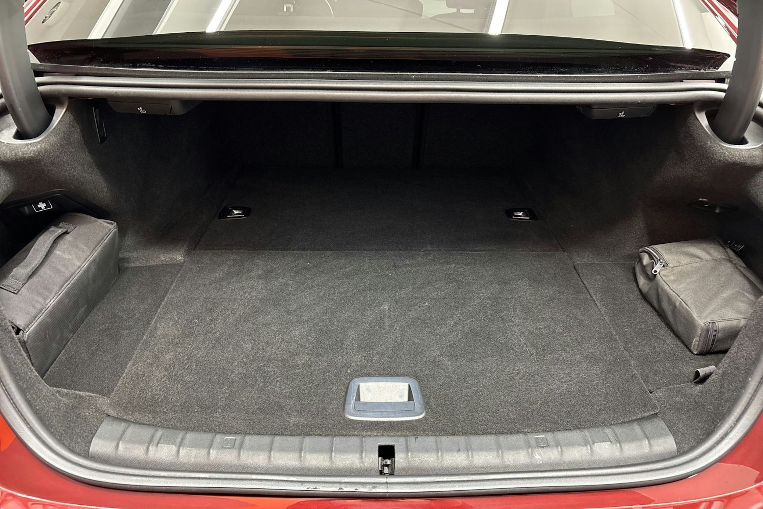 punainen BMW 530 2022 kuva 33.