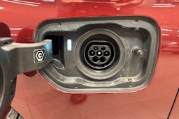 punainen BMW 530 2022 kuva 37.