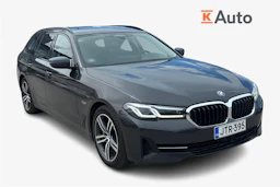 Harmaa BMW 530 2022 kuva 1.
