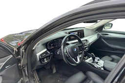Harmaa BMW 530 2022 kuva 3.