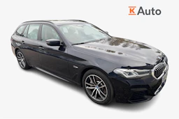 musta BMW 530 2023 kuva 1.