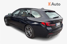 musta BMW 530 2023 kuva 2.