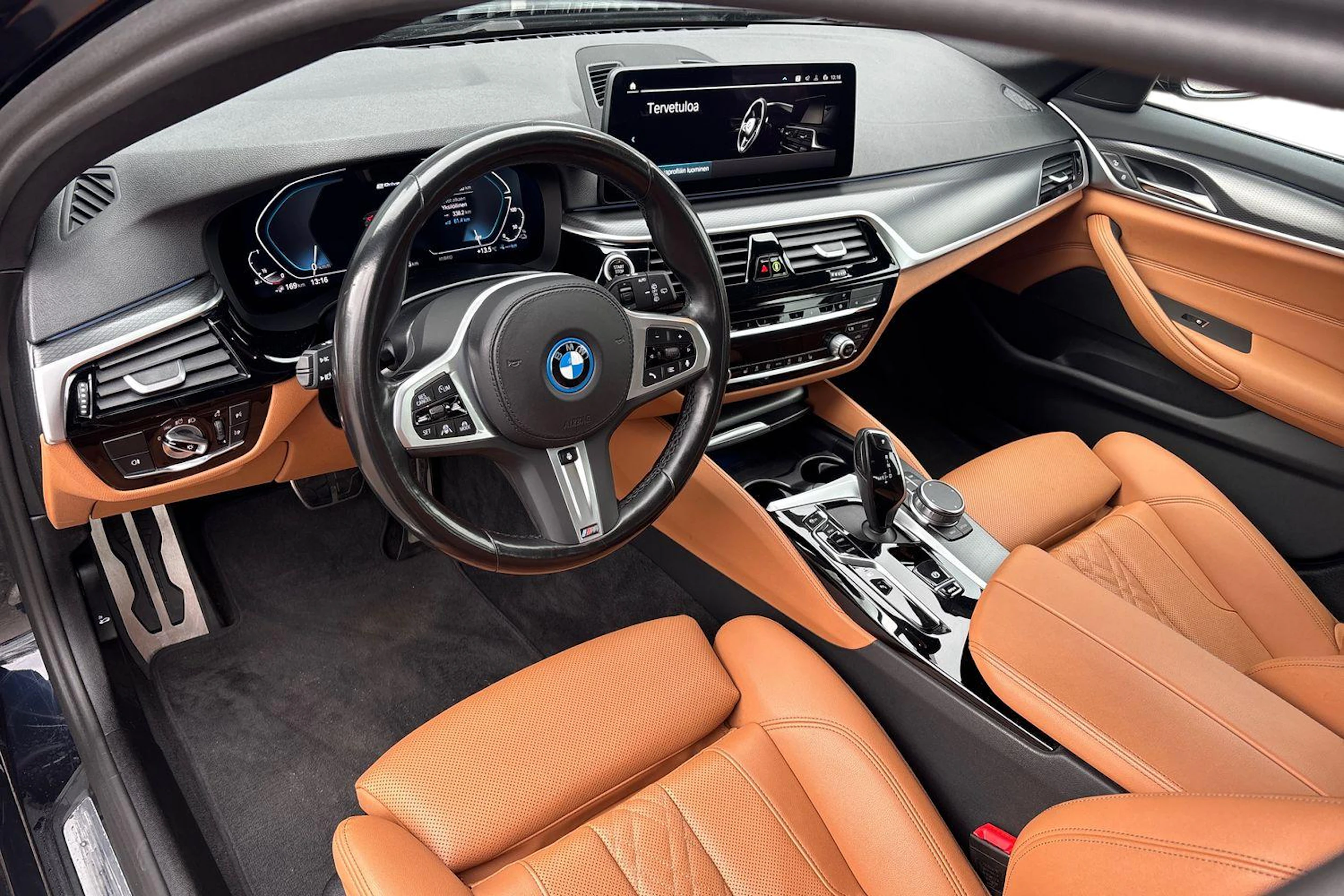 musta BMW 530 2023 kuva 3.
