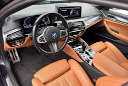musta BMW 530 2023 kuva 3.