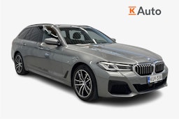 harmaa BMW 530 2023 kuva 1.