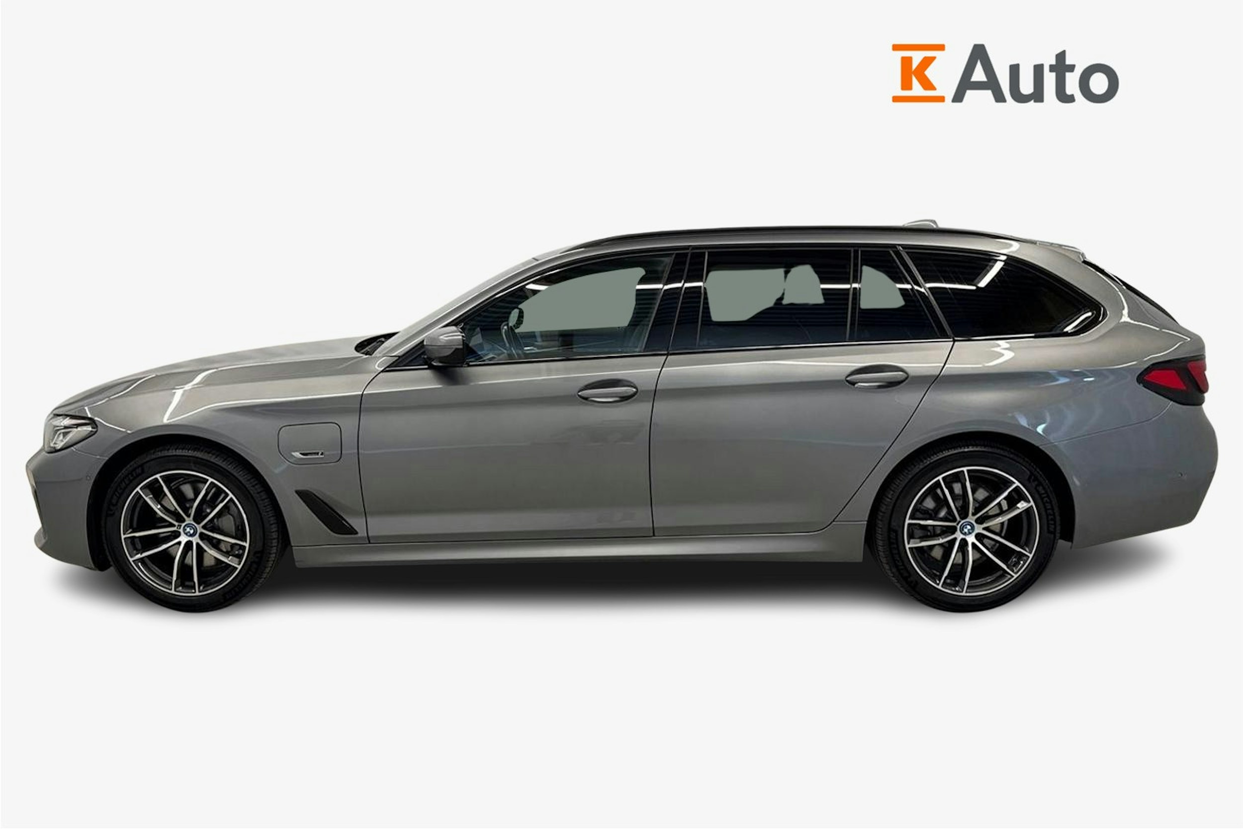 harmaa BMW 530 2023 kuva 6.