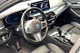 harmaa BMW 530 2023 kuva 7.