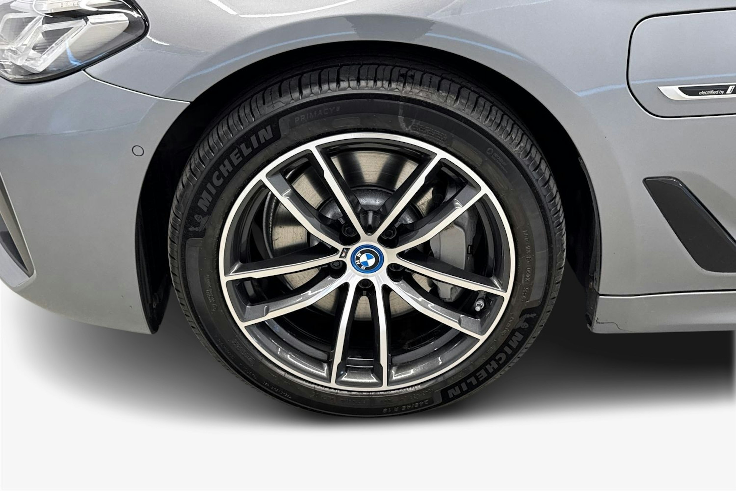 harmaa BMW 530 2023 kuva 11.