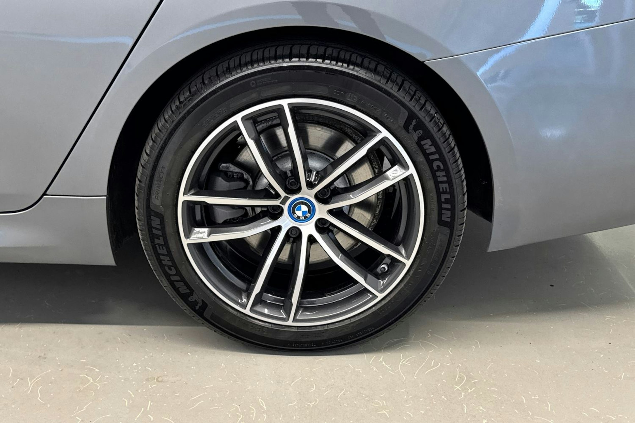 harmaa BMW 530 2023 kuva 13.