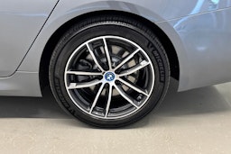 harmaa BMW 530 2023 kuva 13.