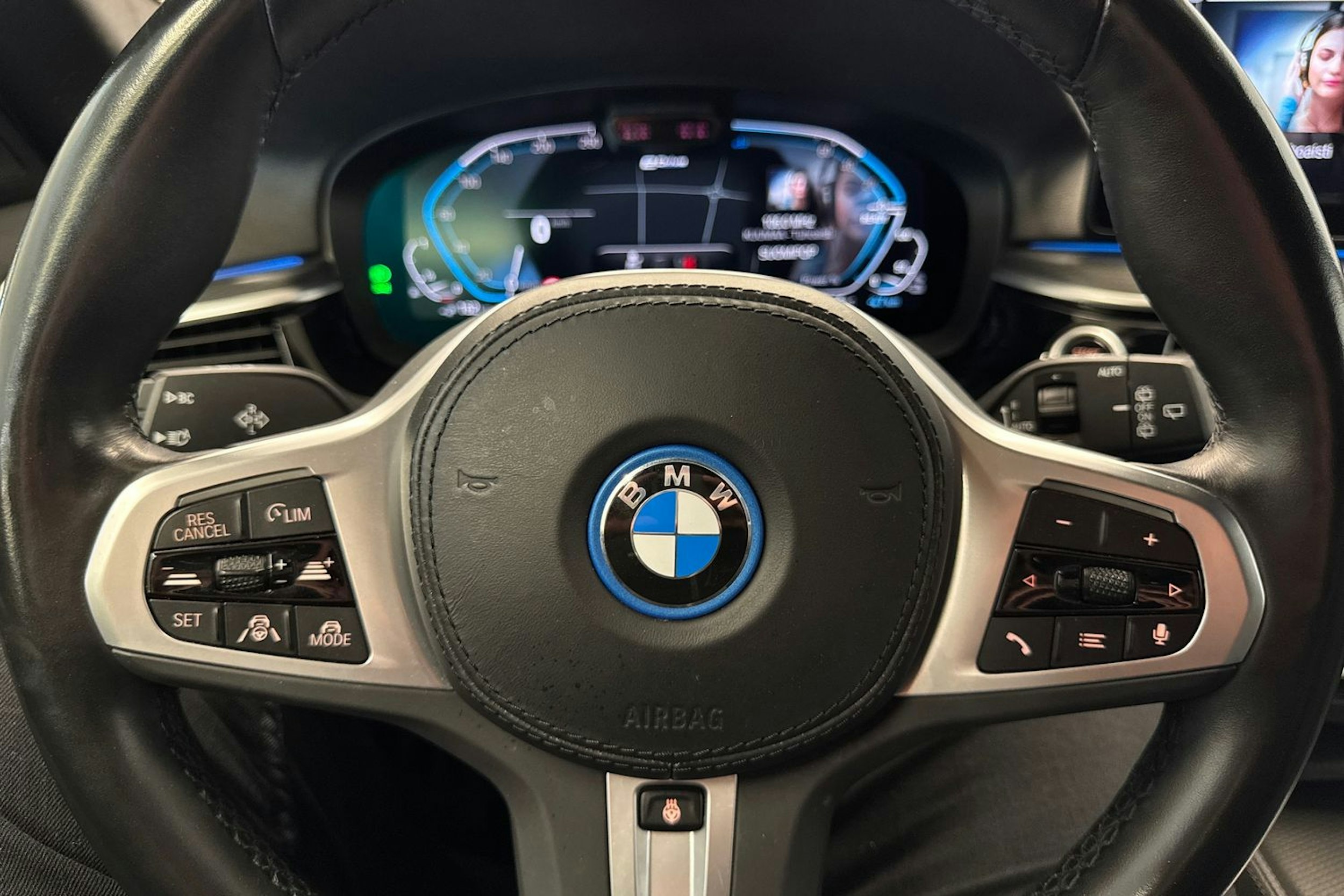 harmaa BMW 530 2023 kuva 14.