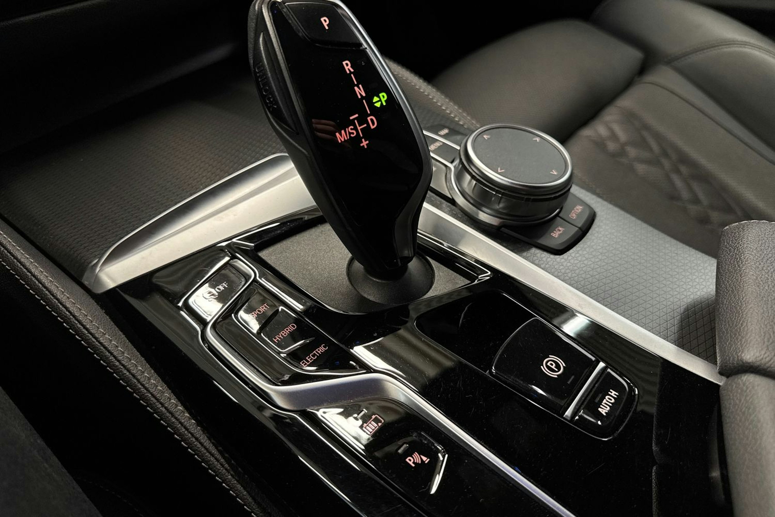 harmaa BMW 530 2023 kuva 17.