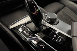 harmaa BMW 530 2023 kuva 17.