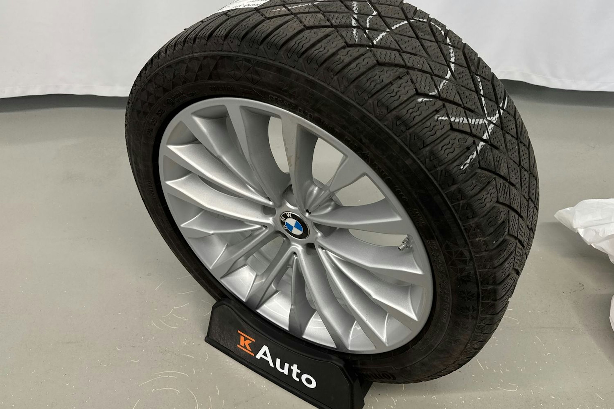 harmaa BMW 530 2023 kuva 18.