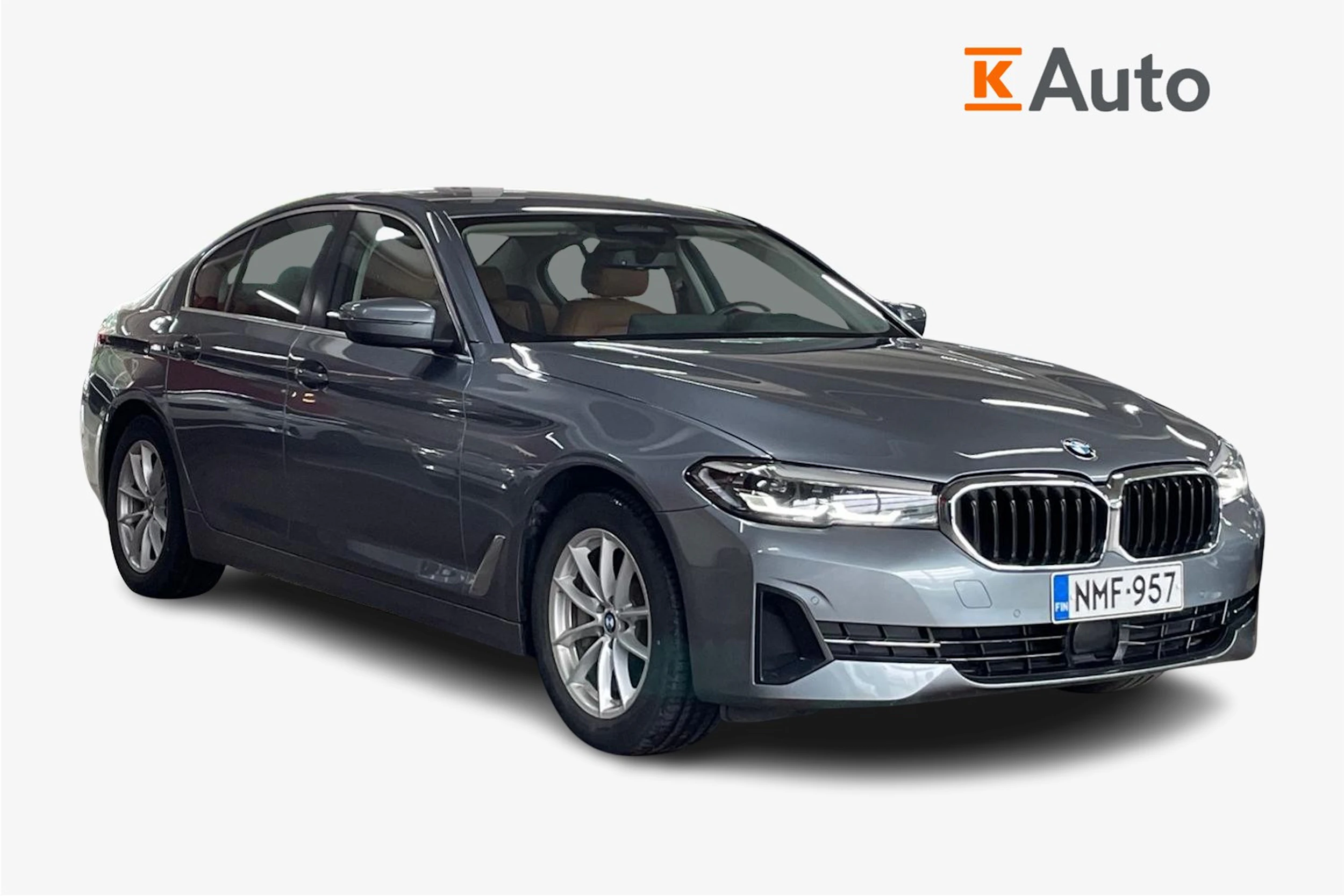 Harmaa BMW 530 2022 kuva 1.