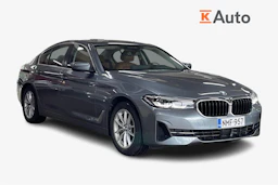 Harmaa BMW 530 2022 kuva 1.