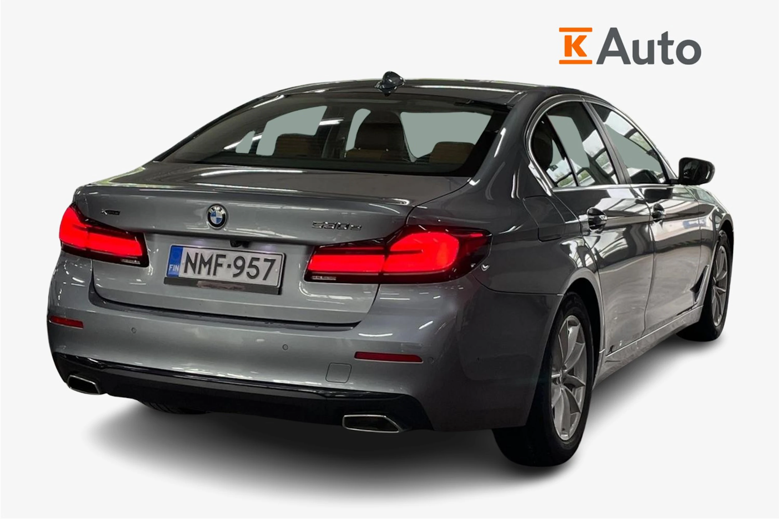 Harmaa BMW 530 2022 kuva 2.