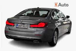 Harmaa BMW 530 2022 kuva 2.
