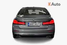 Harmaa BMW 530 2022 kuva 3.