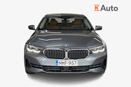 Harmaa BMW 530 2022 kuva 4.