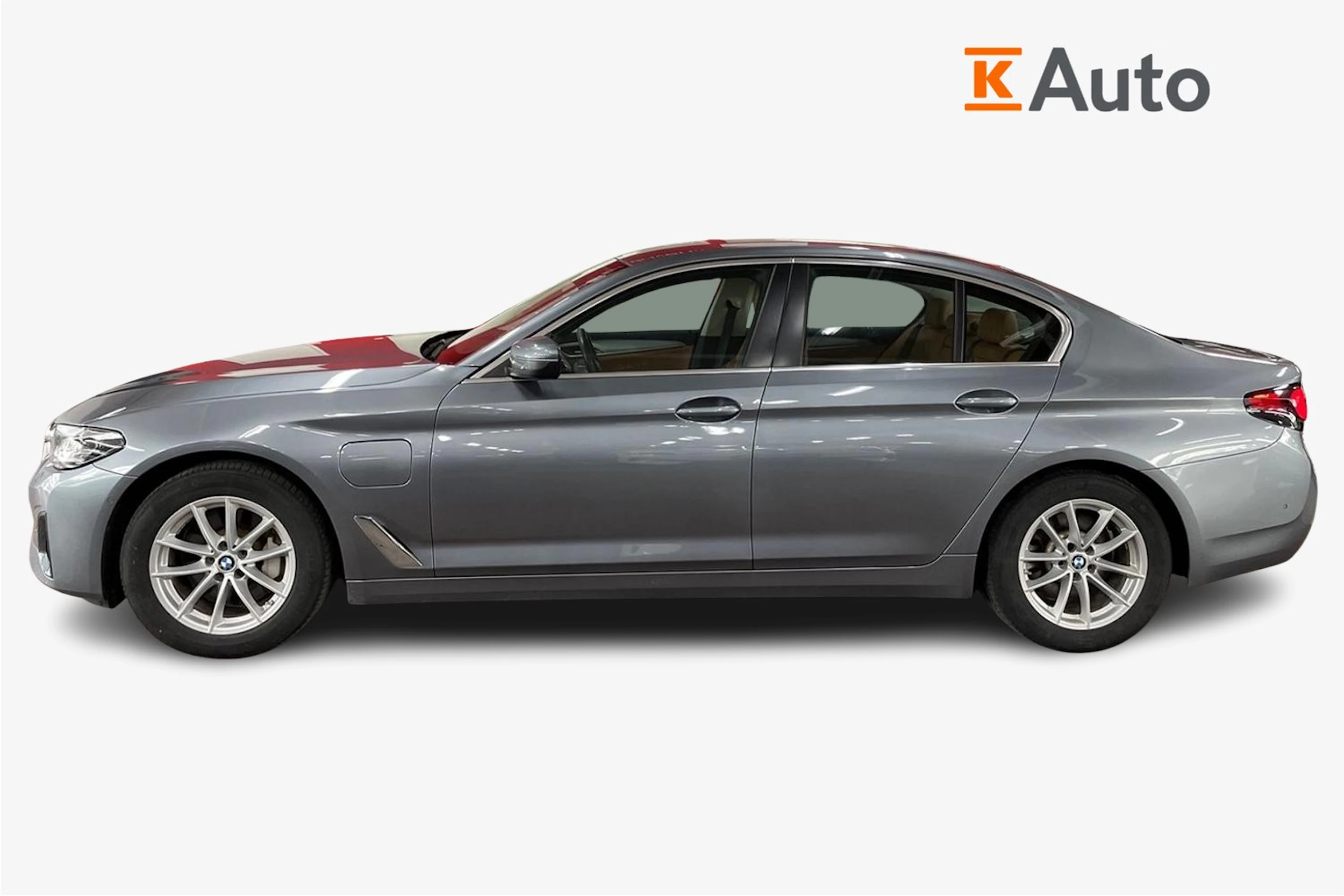 Harmaa BMW 530 2022 kuva 5.