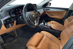 Harmaa BMW 530 2022 kuva 6.
