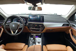 Harmaa BMW 530 2022 kuva 7.