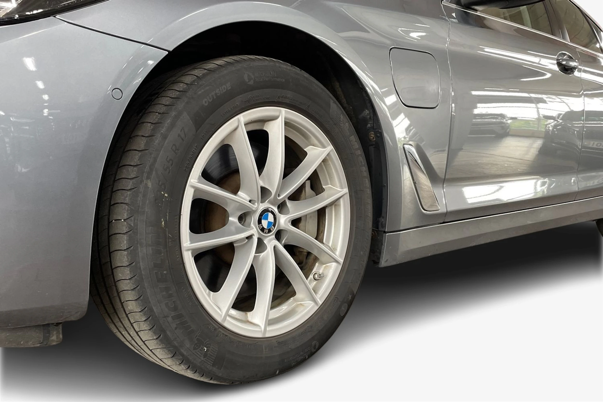 Harmaa BMW 530 2022 kuva 9.