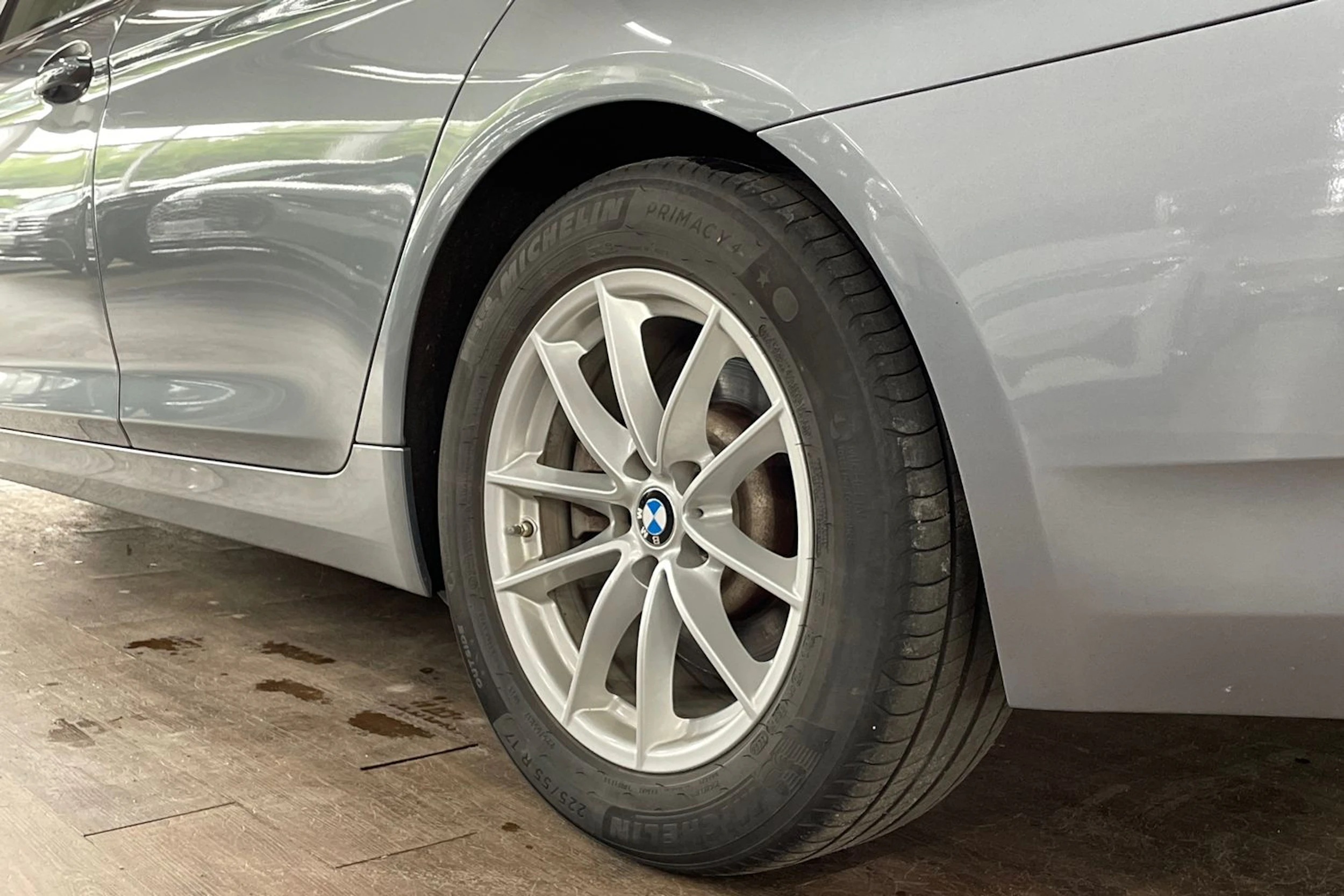 Harmaa BMW 530 2022 kuva 10.