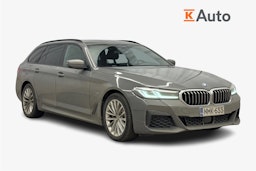 harmaa BMW 530 2022 kuva 1.
