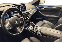 harmaa BMW 530 2022 kuva 3.