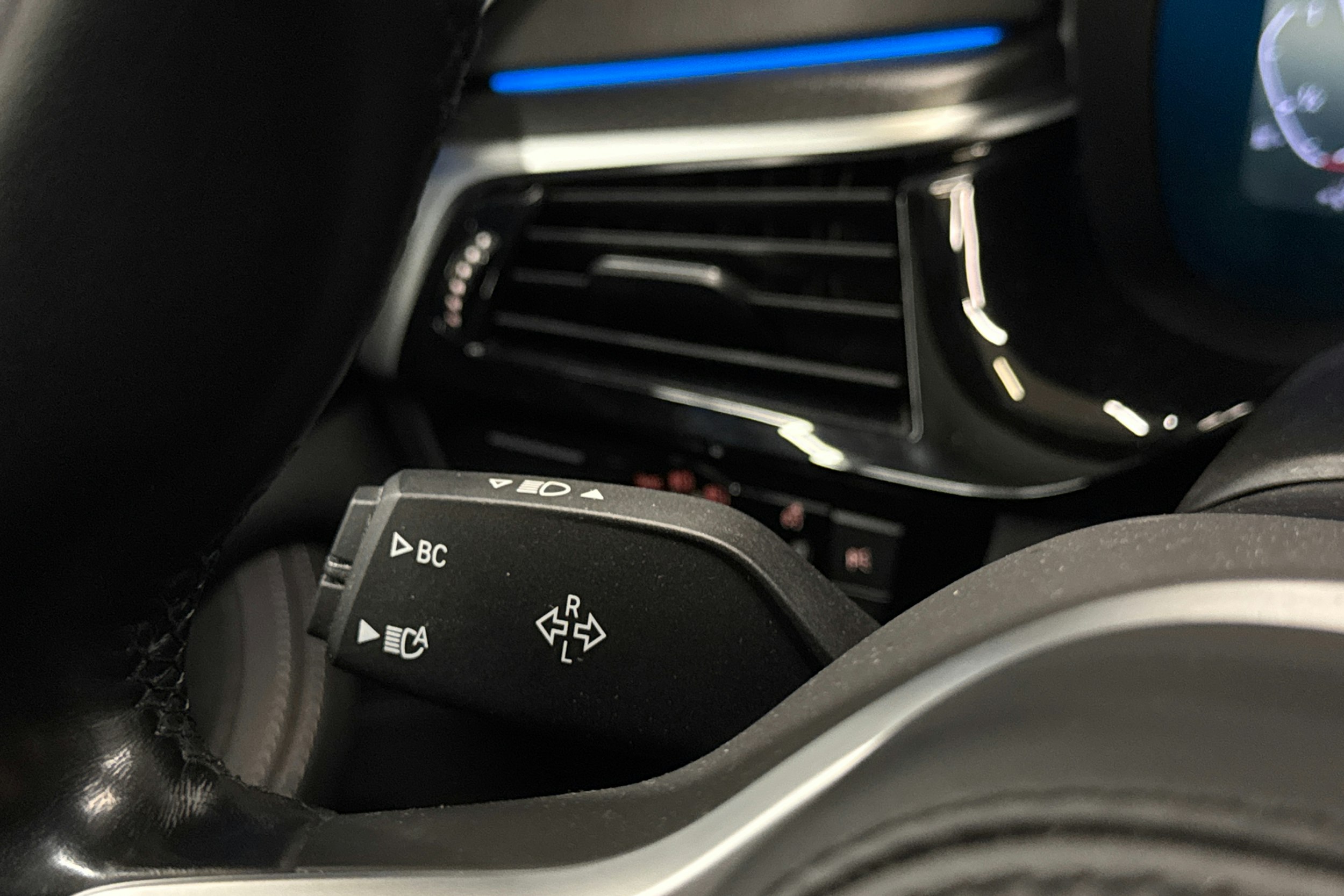 harmaa BMW 530 2022 kuva 18.