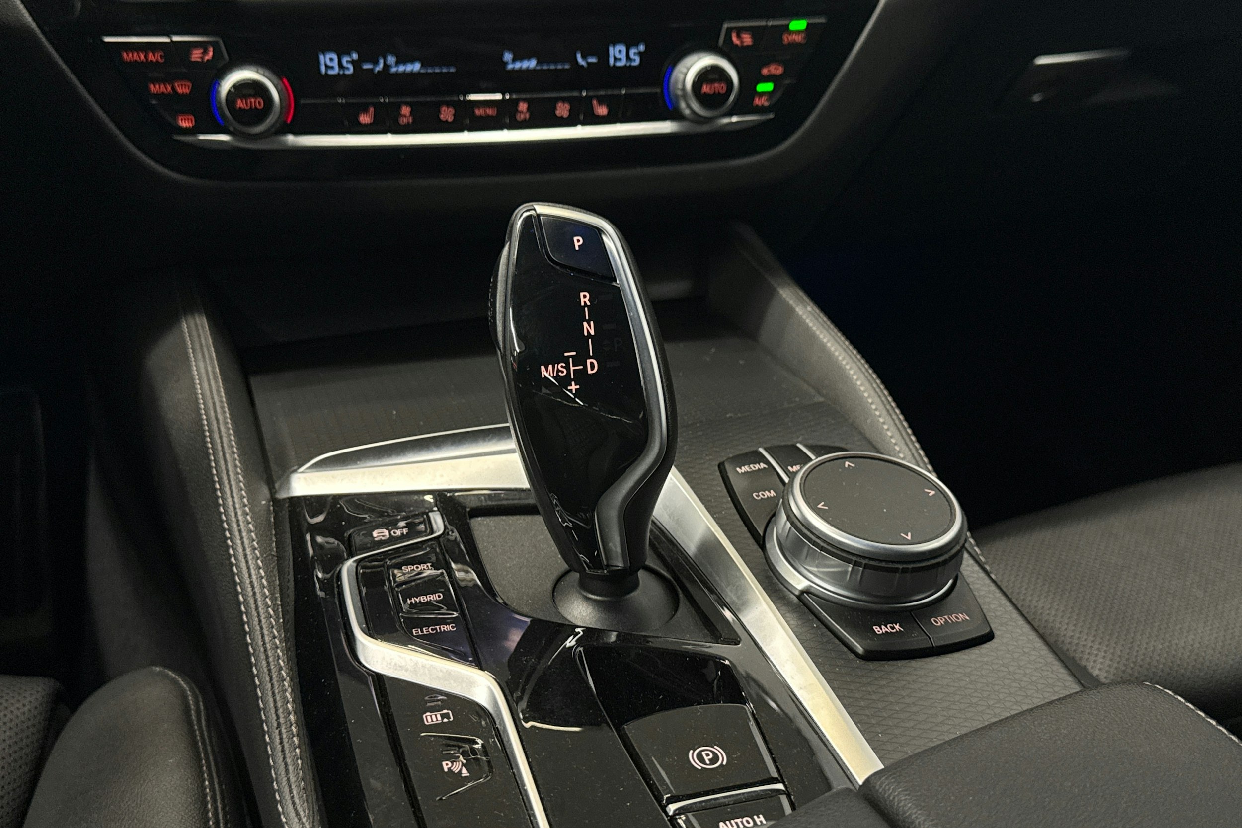 harmaa BMW 530 2022 kuva 27.