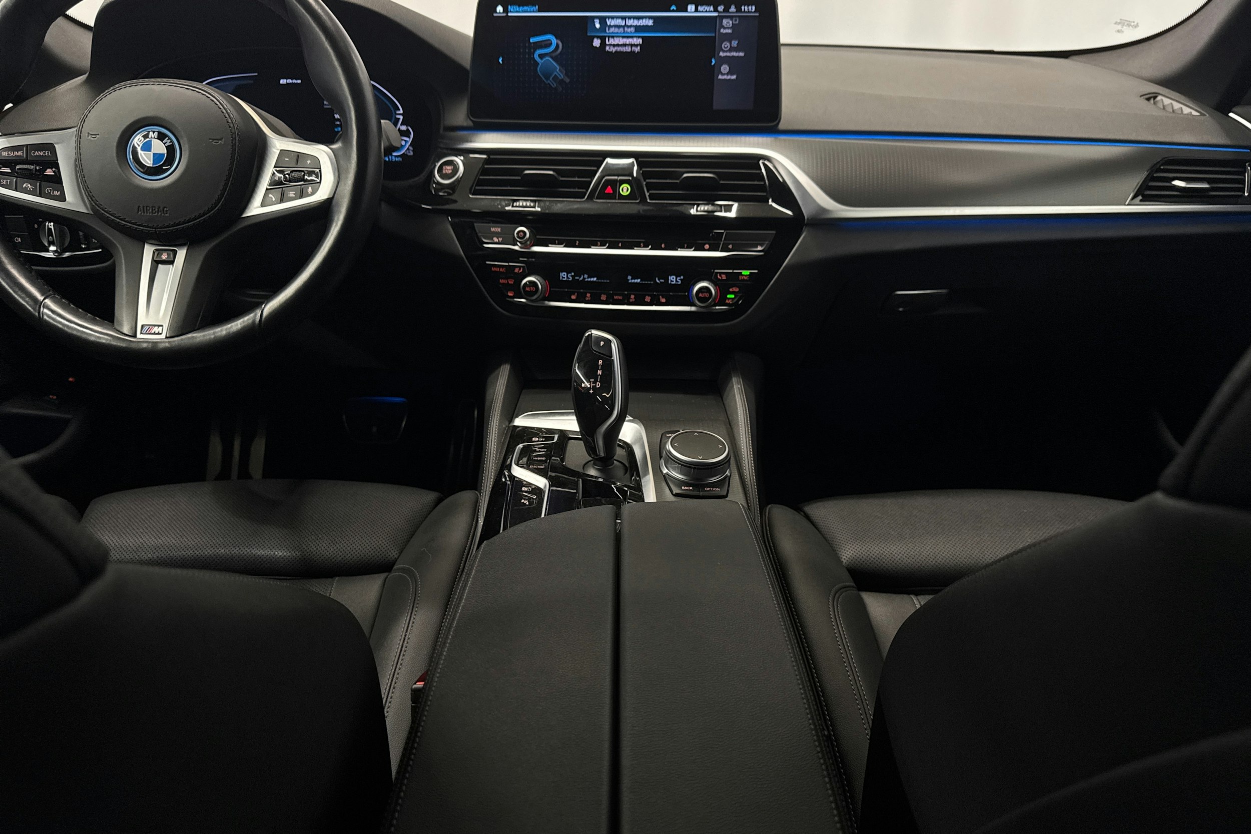 harmaa BMW 530 2022 kuva 29.