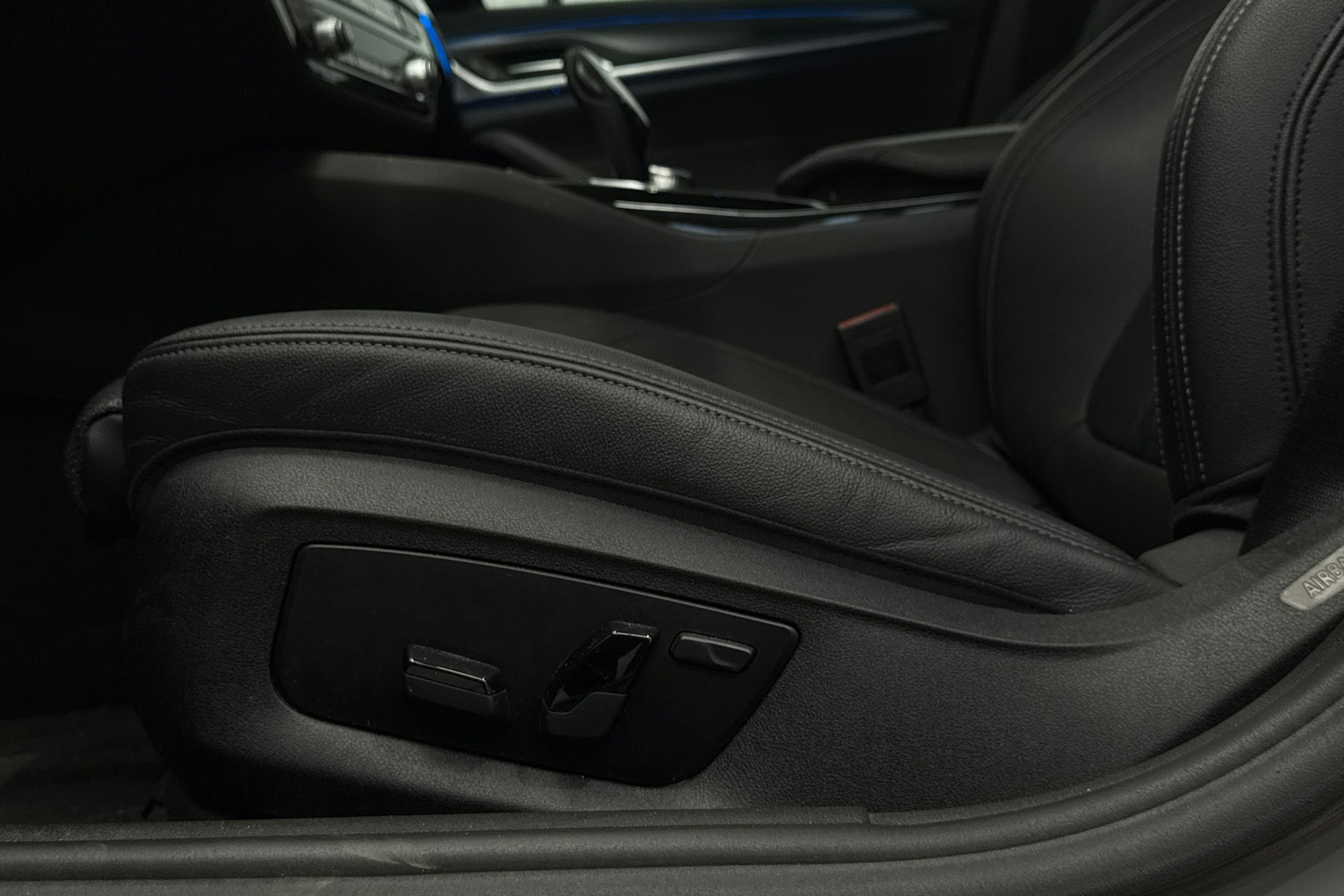 harmaa BMW 530 2022 kuva 32.