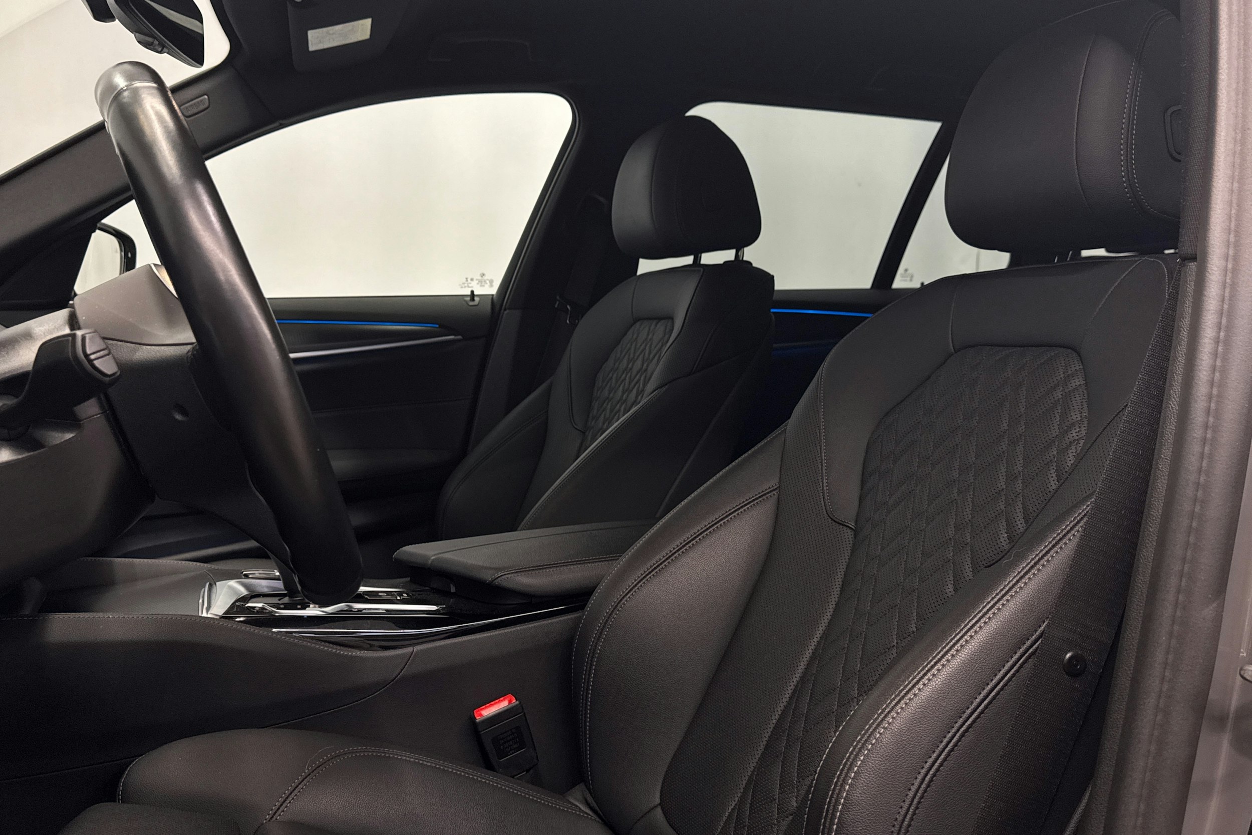 harmaa BMW 530 2022 kuva 34.