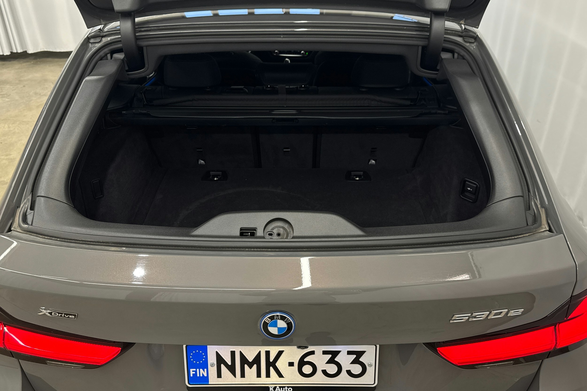 harmaa BMW 530 2022 kuva 37.