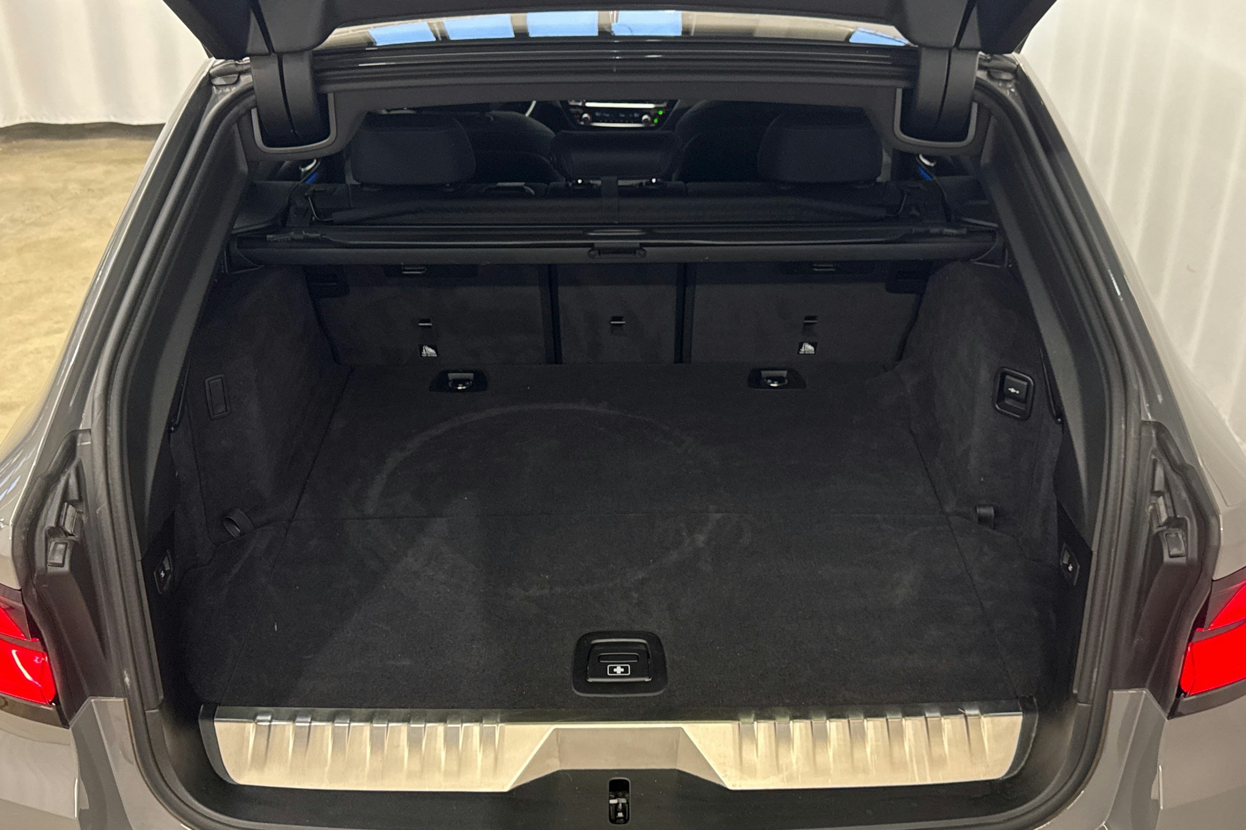 harmaa BMW 530 2022 kuva 38.