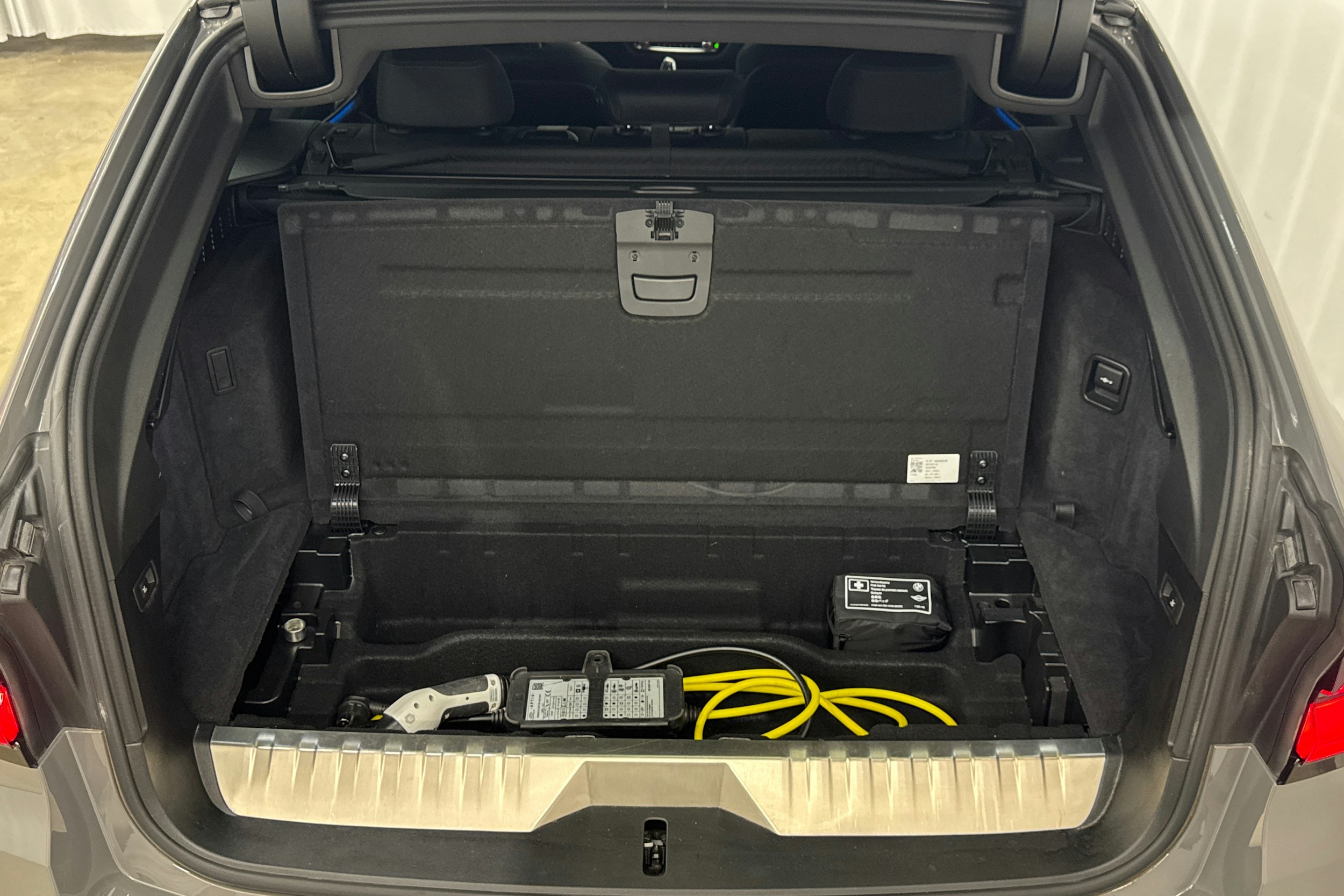 harmaa BMW 530 2022 kuva 39.