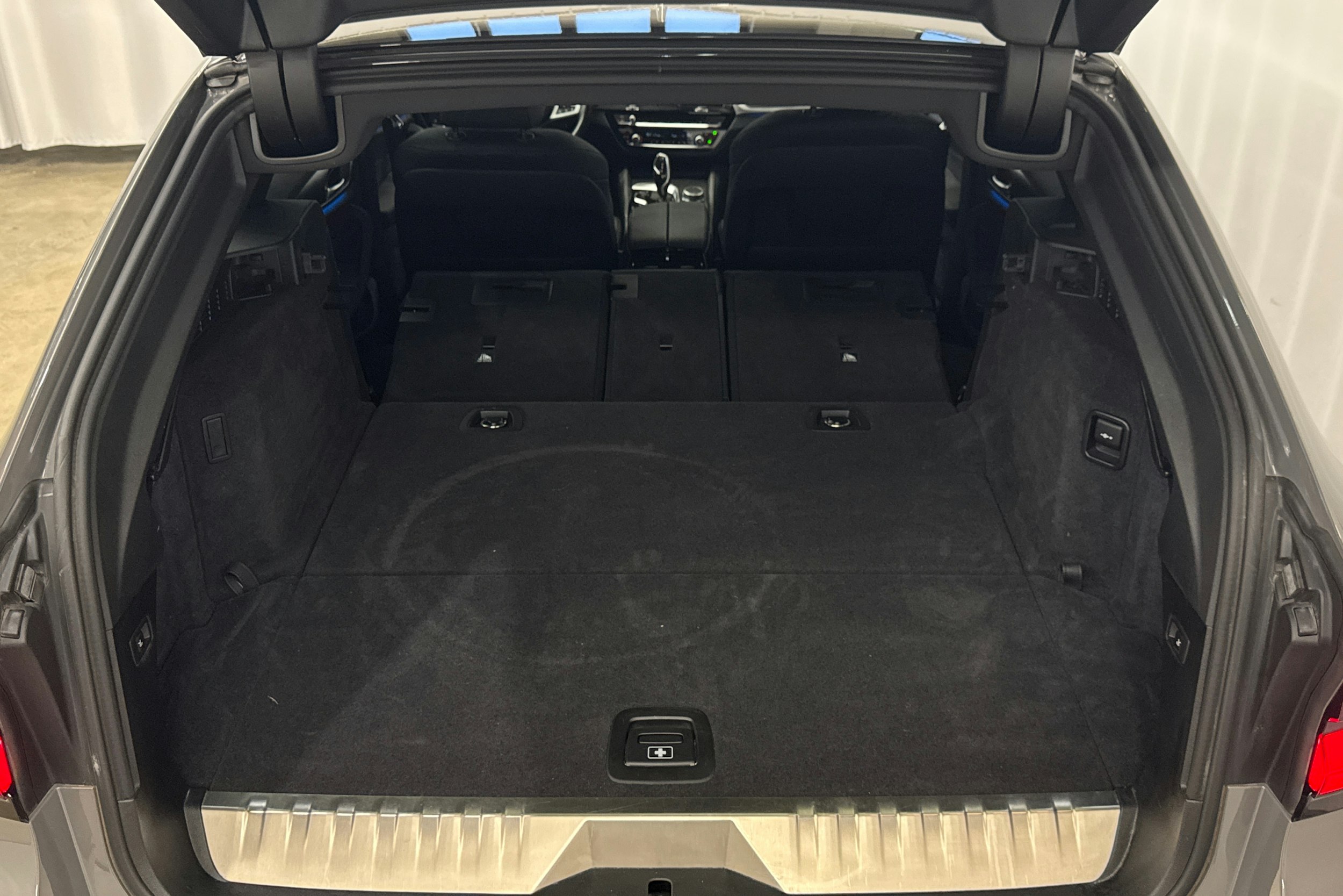 harmaa BMW 530 2022 kuva 40.