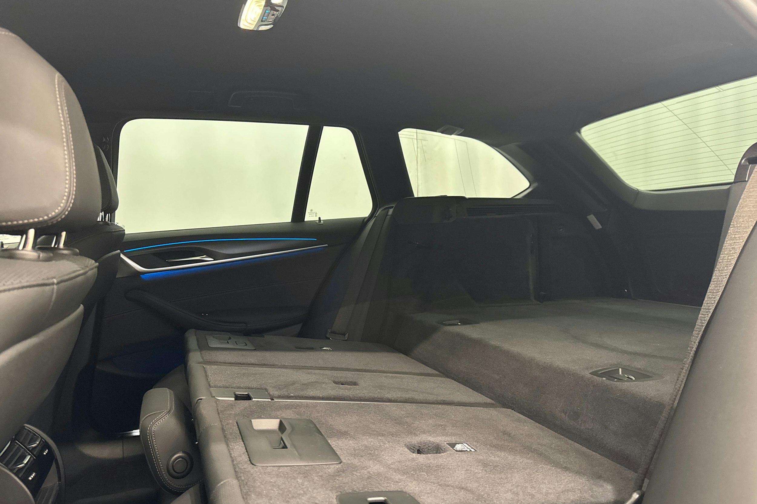 harmaa BMW 530 2022 kuva 41.