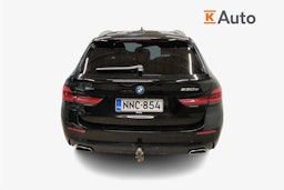 Musta BMW 530 2022 kuva 3.