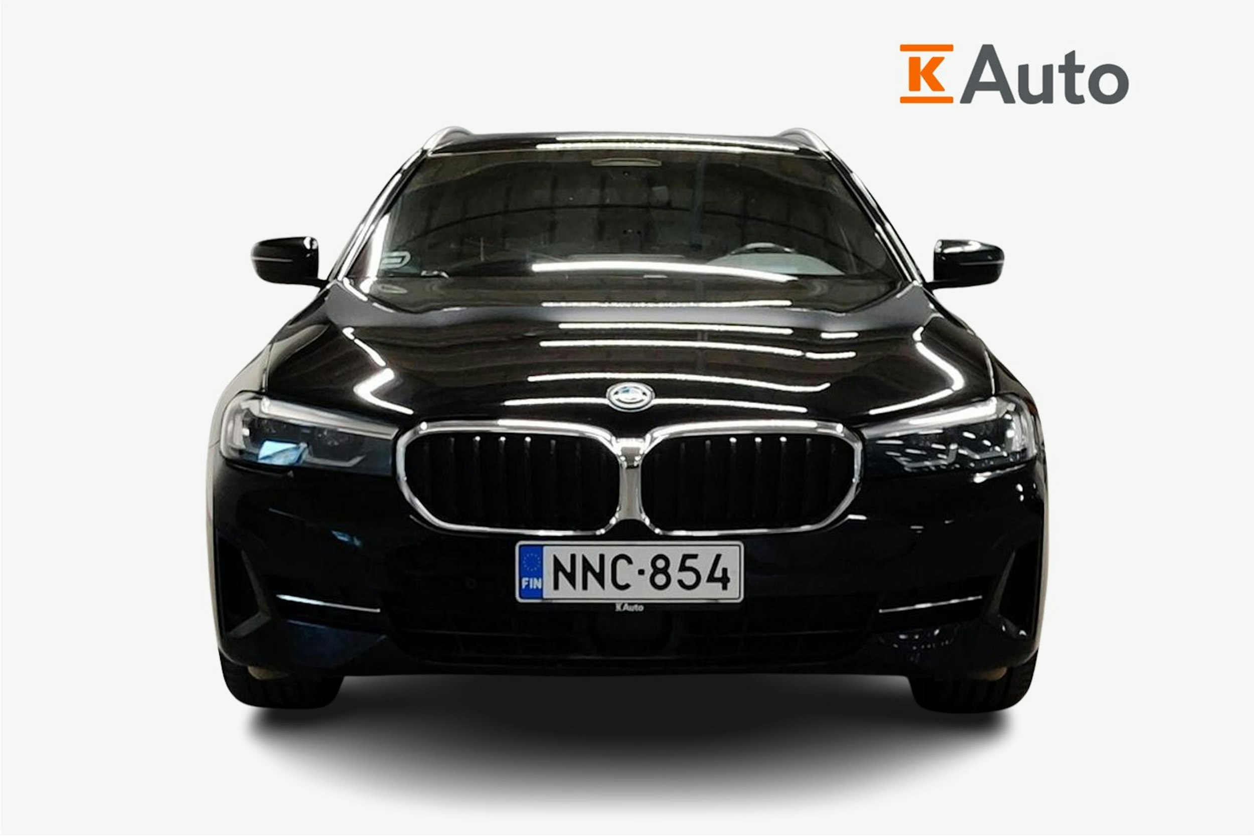 Musta BMW 530 2022 kuva 4.