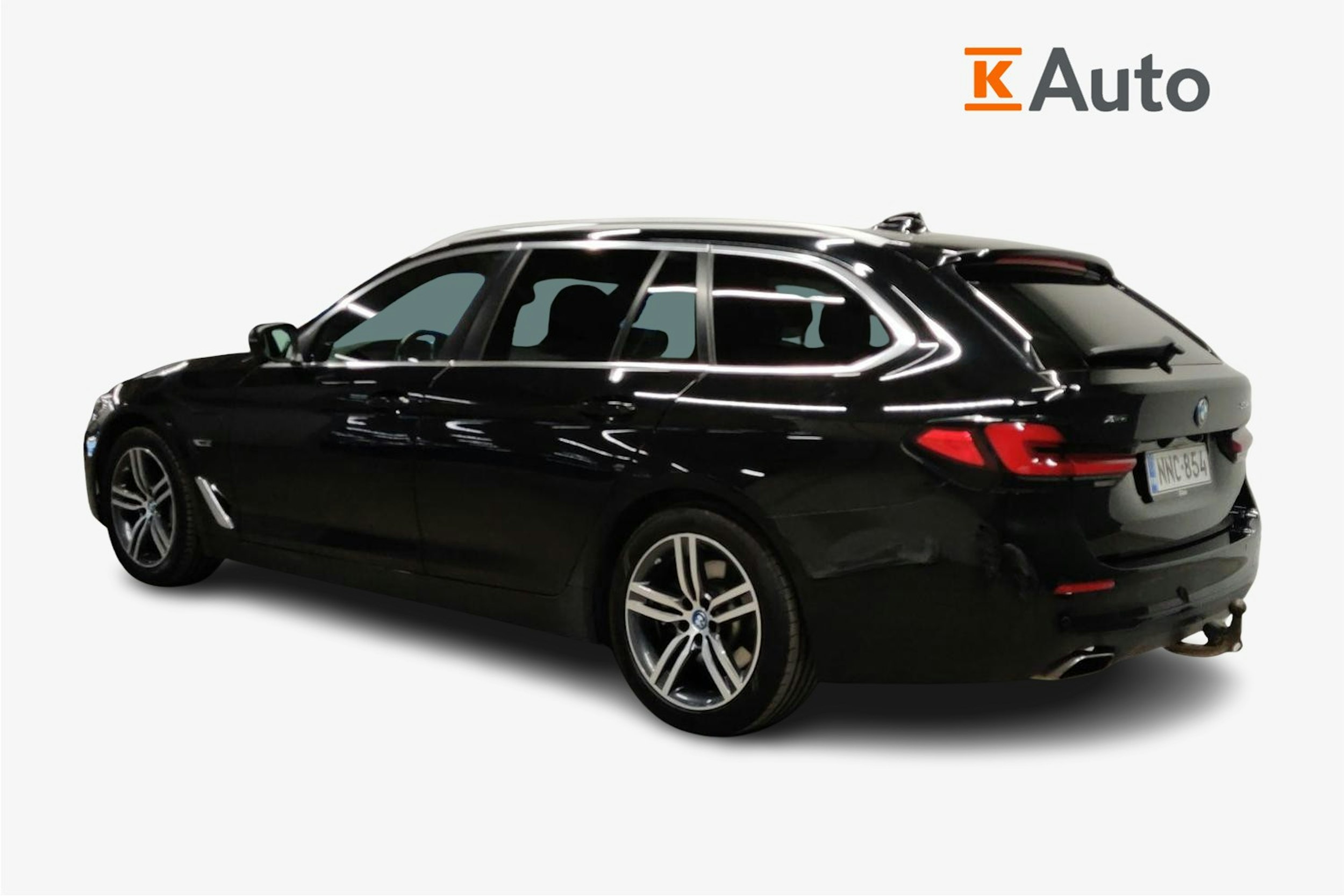 Musta BMW 530 2022 kuva 5.