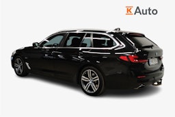 Musta BMW 530 2022 kuva 5.