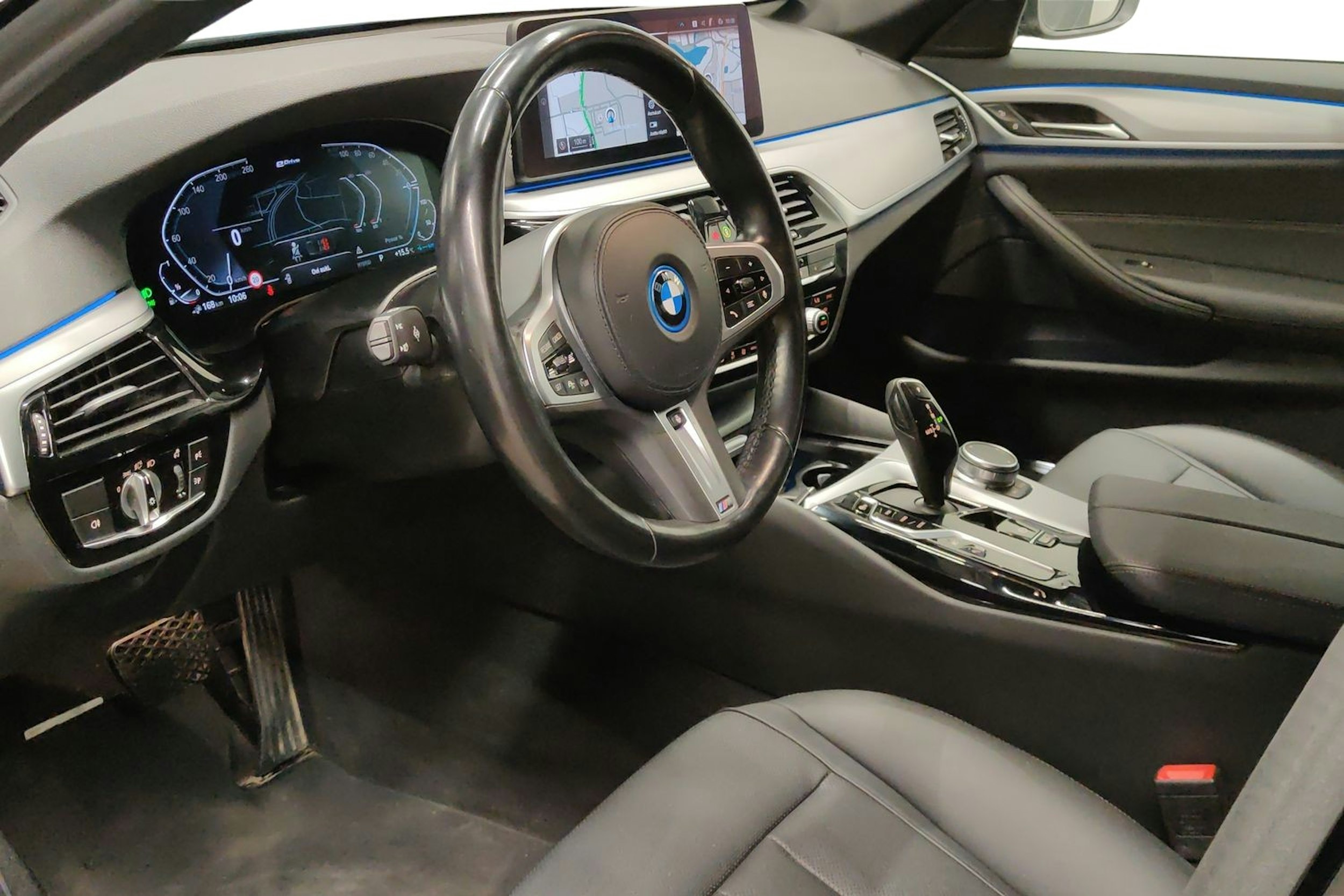 Musta BMW 530 2022 kuva 6.