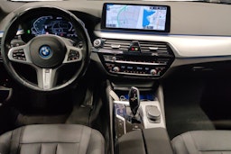 Musta BMW 530 2022 kuva 7.