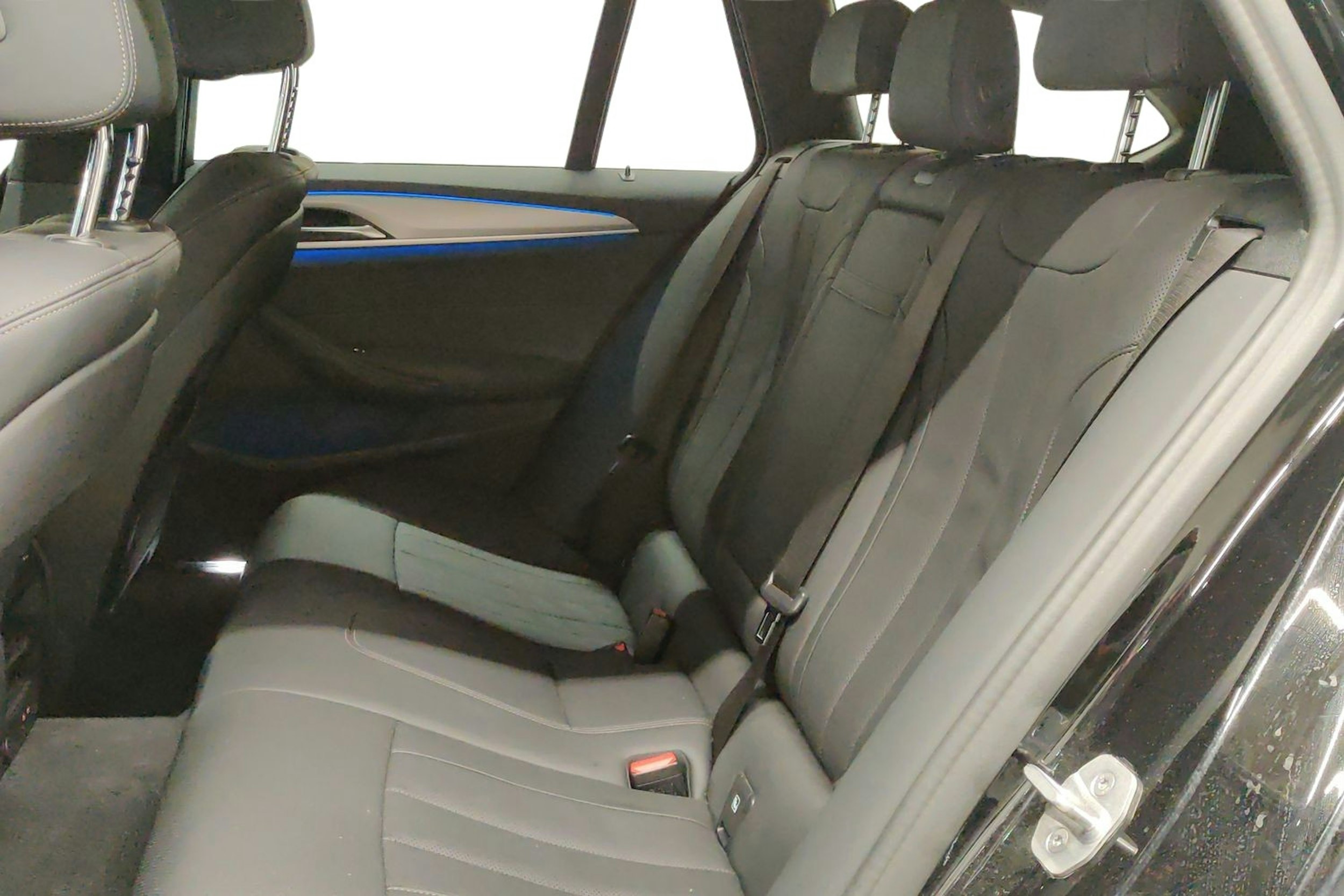 Musta BMW 530 2022 kuva 8.